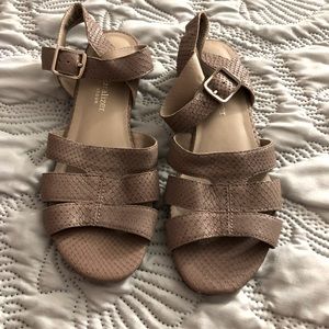 Women’s Naturalizer sandals. Barely worn. Excellent condition.